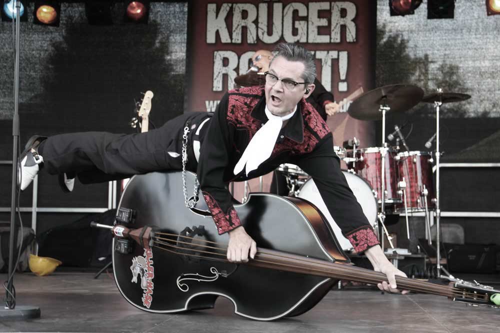 Patrick Daniel tanzt mit dem Bass bei Krüger Rockt!